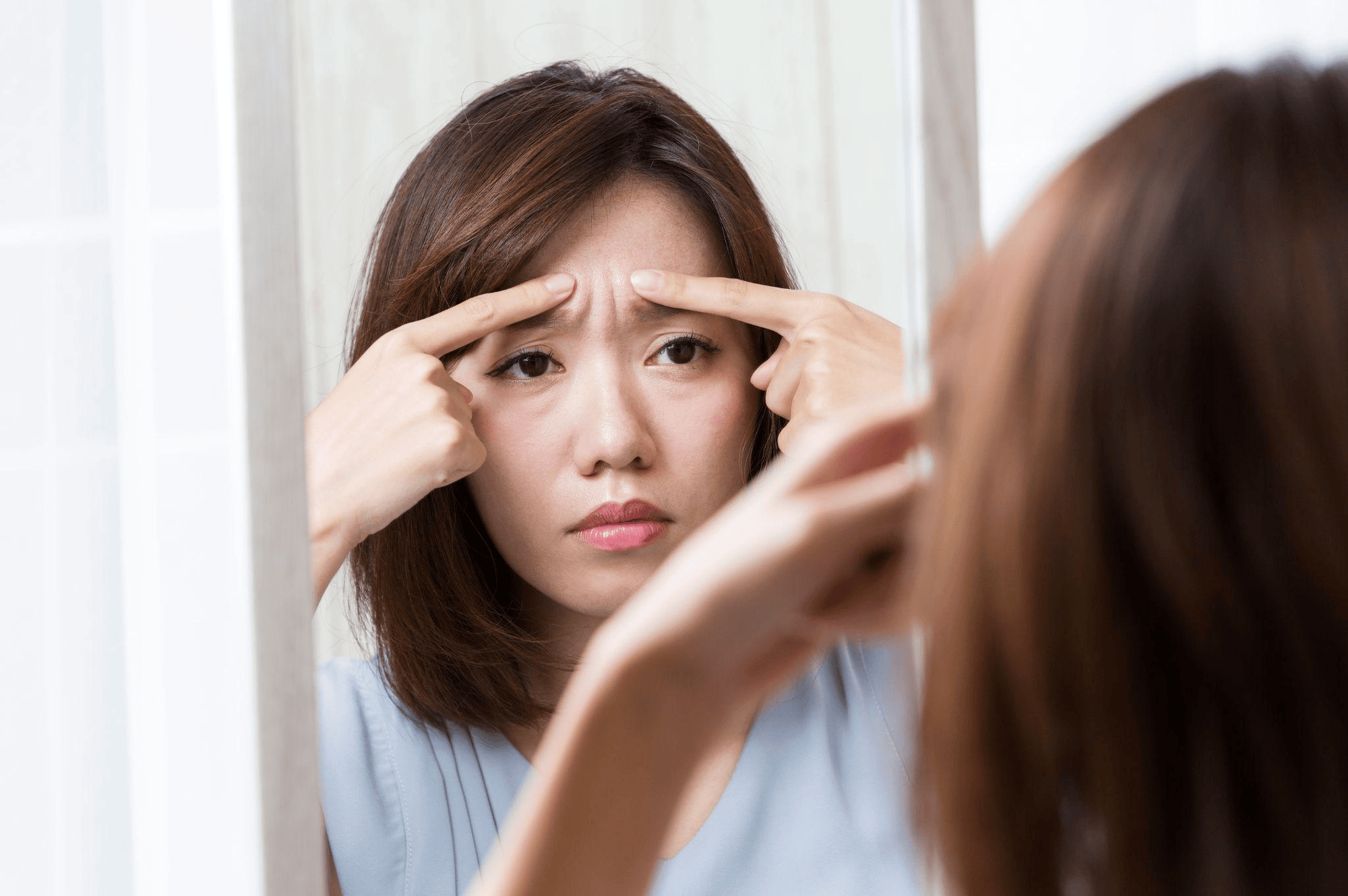 若いのにおでこにしわができる原因は？改善する方法について解説