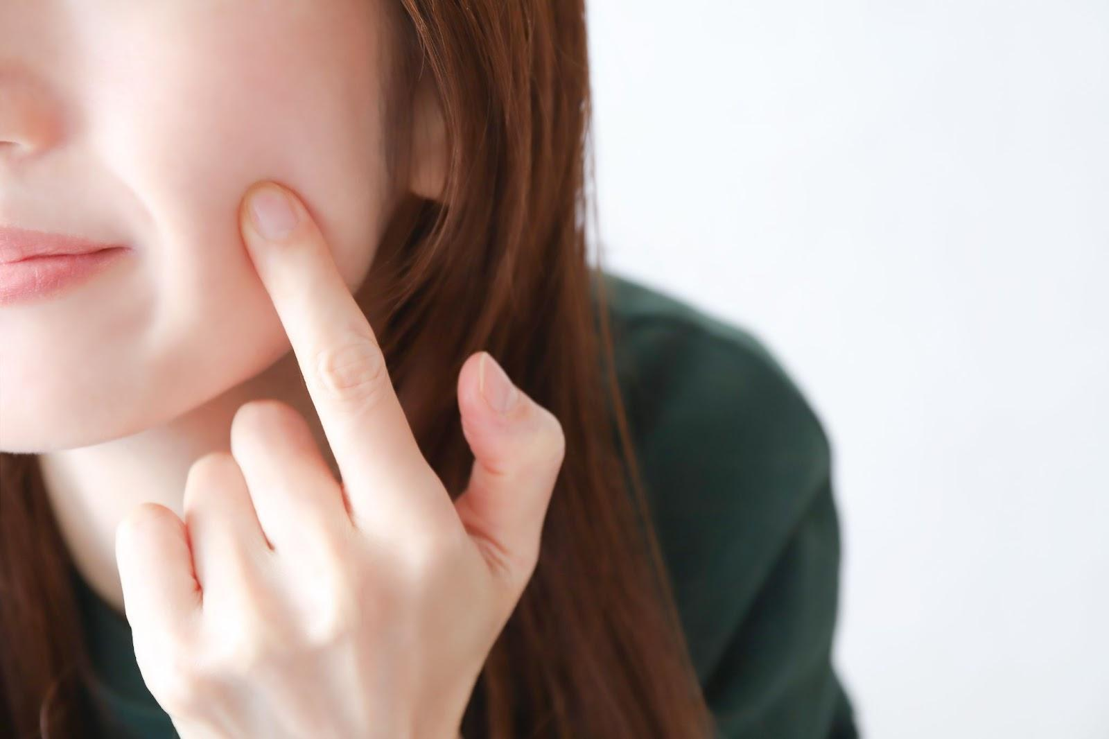 顔のたるみの原因は？メカニズムや治療方法について解説