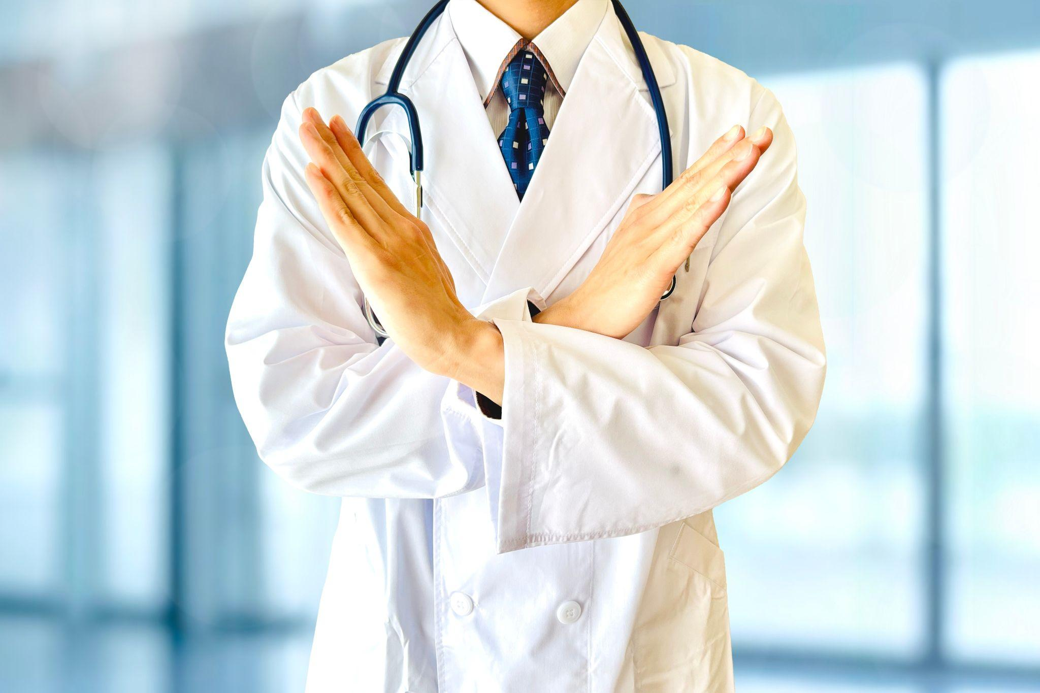 毛穴に埋まっている黒い塊を自己流で取り除くのはNG